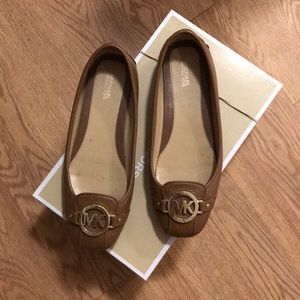 michael kors lillie moccasin flats - luggage